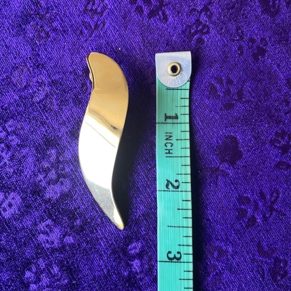 Signed MONET Gold Tone Curve Design Clip-On Earrings - Picture 5 of 5